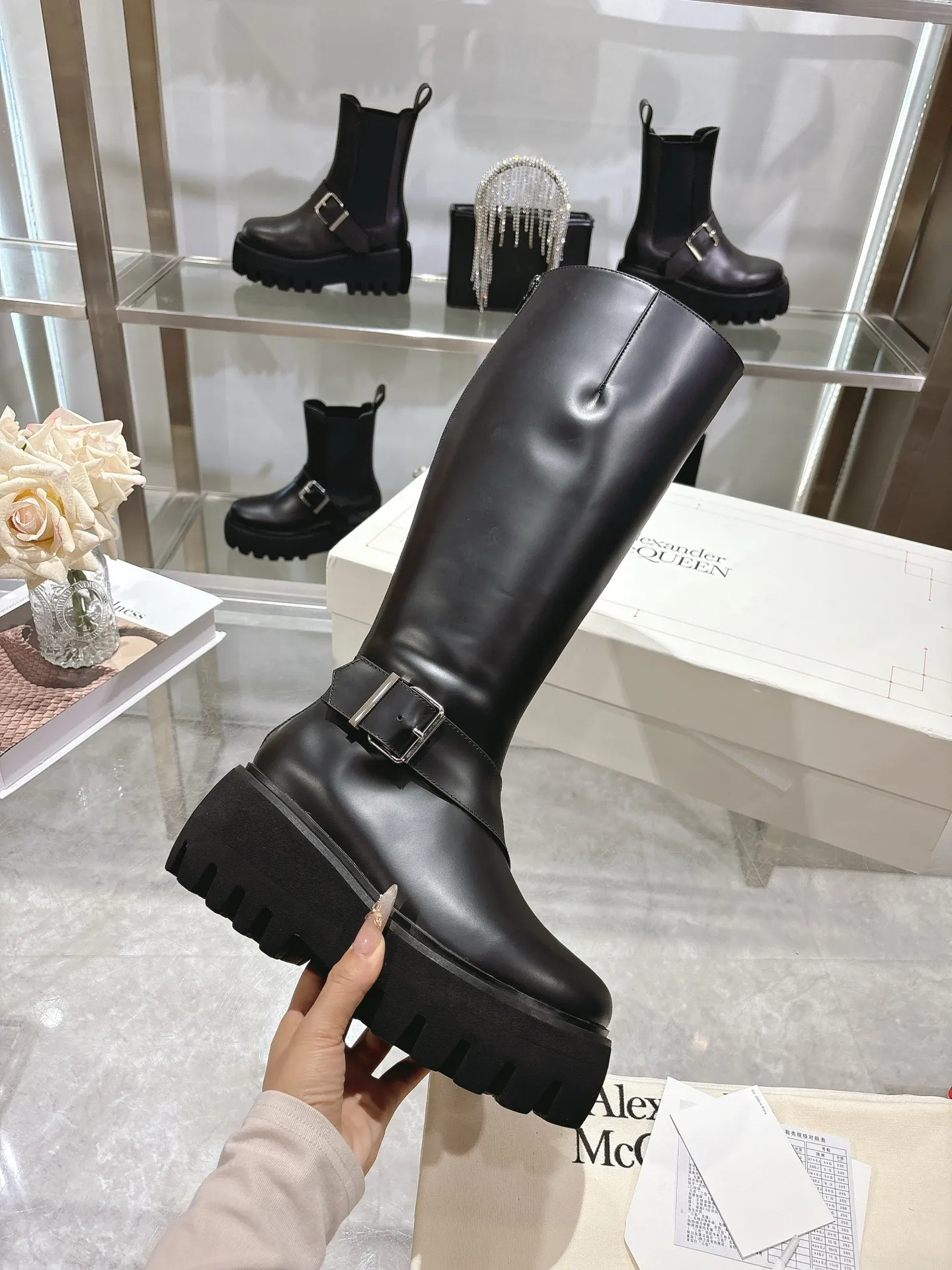 👟👟Ex-factory price 1000👟👟 The official website is synchronized with MCQUEEN/McQueen 2025 autumn and winter Sofa Chelsea boots. Silver metal buckle on the side of the shoe. Equipped with light flange and several layers of combined outsole. 6 cm thickness. Heel pull-on process. Black calfskin fabric. Women 35-40.
